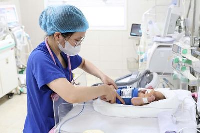 Hạ thân nhiệt xuống 33,5 độ C cứu trẻ ngạt nặng sau sinh