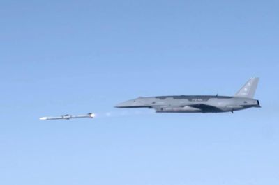 Tiêm kích không người lái YFQ-44A Fury lần đầu tiên phóng tên lửa AIM-120
