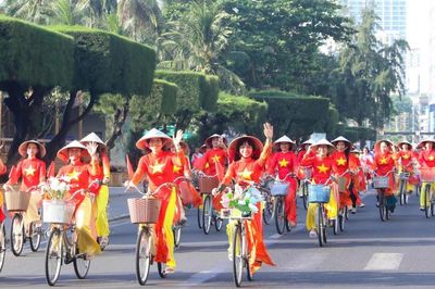 Hơn 2.000 phụ nữ khoe sắc tại Lễ hội 'Áo dài - Sắc màu của biển' tại Festival Biển Khánh Hòa 2026
