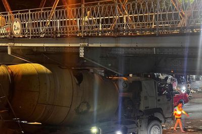 Xe trộn bê tông mắc kẹt dưới gầm cầu Long Biên sau va chạm, tài xế âm tính với cồn và ma túy