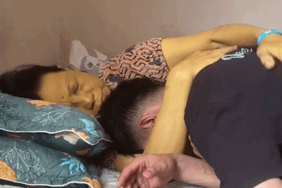 Con trai gục đầu khóc trong lòng mẹ ung thư giai đoạn cuối