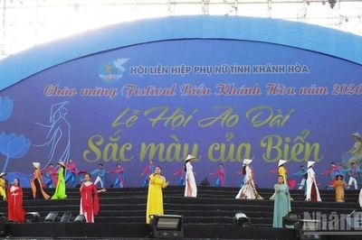 Khánh Hòa: Hơn 2.000 phụ nữ diễu hành trong Lễ hội 'Áo dài sắc màu của Biển'
