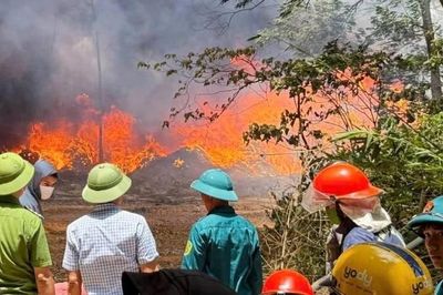 Quảng Trị: Dập tắt đám cháy tại bãi rác Đồng Hới giữa trưa nắng nóng