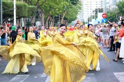 Rực rỡ sắc màu Carnival trên phố biển Nha Trang
