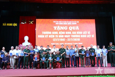 Ban Công đoàn Quốc phòng dâng hương tri ân các anh hùng liệt sĩ, tặng quà gia đình chính sách tại Nghệ An