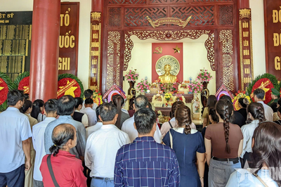 Dâng hương tưởng niệm các anh hùng liệt sĩ tại Khu Di tích lịch sử quốc gia khu vực Đồn Long Khốt