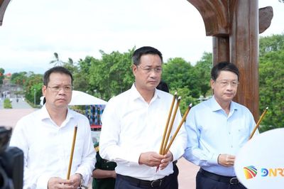 Lãnh đạo thành phố dâng hương tri ân các anh hùng liệt sĩ tại Quảng Trị