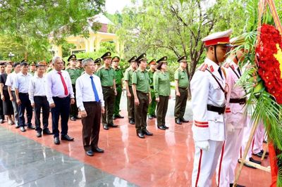 Lãnh đạo Bộ Công an tri ân các anh hùng liệt sĩ, người có công với cách mạng