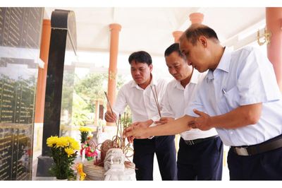Lãnh đạo UBND thành phố Đà Nẵng dâng hương, thăm gia đình người có công