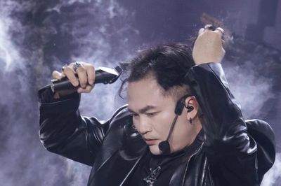 Khán giả 'sốc' khi NSƯT Đại Nghĩa bất ngờ tự cạo tóc ngay trên sân khấu 'Anh trai vượt ngàn chông gai'