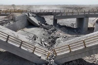 Mỹ liên tiếp ném bom hạ tầng Iran