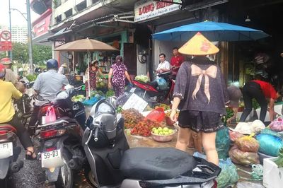 Đường chật càng thêm hẹp