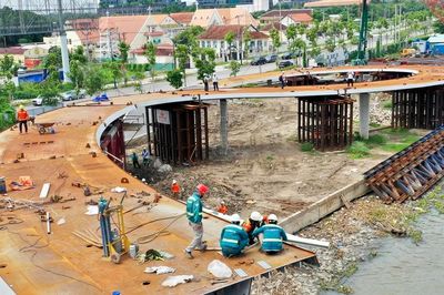 Hối hả trên công trường cầu đi bộ qua sông Sài Gòn
