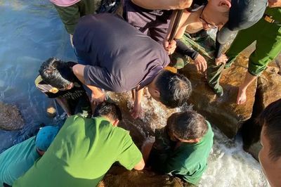 Công an giải cứu cháu bé mắc kẹt trong khe đá ven suối