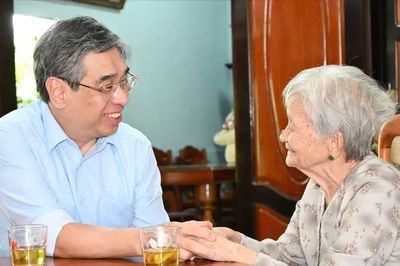 Đồng chí Nguyễn Phước Lộc thăm, tri ân Mẹ Việt Nam Anh hùng