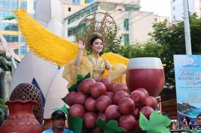 Carnival đường phố khuấy động Festival Biển Khánh Hòa