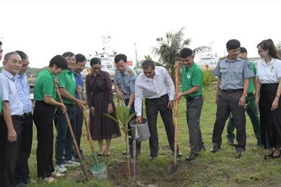 Trồng 5.000 cây xanh tại Chi đội kiểm ngư số 2