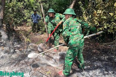 Đồn Biên phòng Vinh Xuân phối hợp dập tắt cháy rừng tại xã Phú Vinh