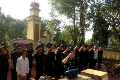 Ban Liên lạc truyền thống Bộ đội Biên phòng tỉnh Quảng Trị dâng hương Anh hùng, liệt sĩ hy sinh trong kháng chiến cống Mỹ cứu nước