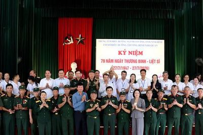 Đại tướng Phan Văn Giang thăm, tặng quà thương binh, bệnh binh tại Ninh Bình