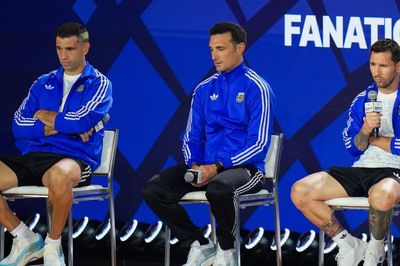 Messi khiến dàn sao Djokovic, Kevin Durant, Tom Brady xếp hàng chụp 'selfie' trước chung kết World Cup