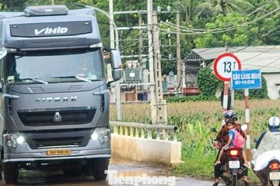 Cầu có tải trọng 13 tấn nhưng phải 'gánh' dàn xe chở đất nặng gấp nhiều lần