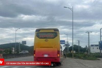 2 mẹ con thương vong do bị xe khách lùi cán qua