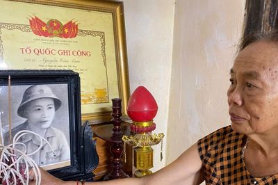 Tiếng chuông báo mộng và 13 chuyến xe tìm anh trai liệt sĩ ở 'đất lửa'