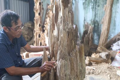 Nghề tinh tường soi ra tiền triệu từ gỗ dó bầu trồng tại vườn