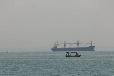 Hai tàu chở dầu trúng thủy lôi gần eo biển Hormuz