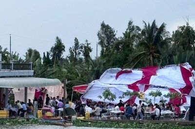Chú rể Cần Thơ ngẩn ngơ nhìn rạp cưới bị cuốn bay vì lốc xoáy