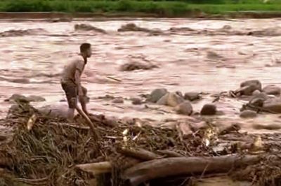 Cả nhà 4 người bị lũ cuốn, chồng thất thần bên thi thể vợ và con nhỏ, bé gái còn mất tích