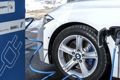 Gần 30.000 chủ sở hữu xe BMW hybrid được cảnh báo không nên đậu xe gần nhà