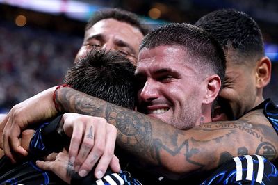 Messi và Argentina: Làm đủ nghi thức để giữ vận may ẵm cúp vàng