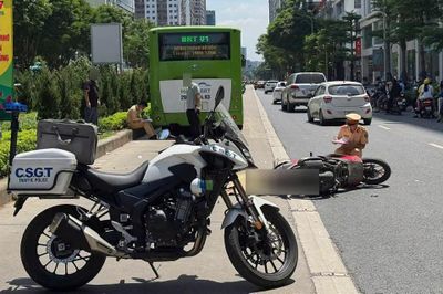 Người phụ nữ tử vong sau va chạm xe buýt BRT, cảnh sát nhắc nhở thói quen xấu