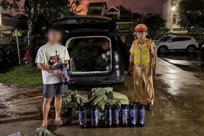 Phát hiện ô tô chở 160 bình nghi chứa khí cười không rõ nguồn gốc trên Quốc lộ 18