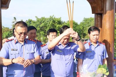 Phó Viện trưởng VKSND tối cao Trần Hải Quân dẫn đầu đoàn về nguồn, tri ân tại Quảng Trị