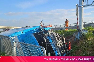 Xe tải lật trên cao tốc ở Hà Tĩnh, 2 người thương vong