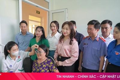 Khám sàng lọc, cấp thuốc miễn phí cho người dân ở xã Vũ Quang