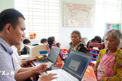 Quảng Ngãi: Ngược núi hỗ trợ dịch vụ công cho đồng bào dân tộc Cor