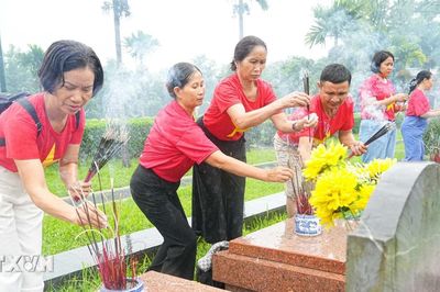 Đông đảo du khách thắp hương tri ân tại các nghĩa trang liệt sỹ ở Điện Biên