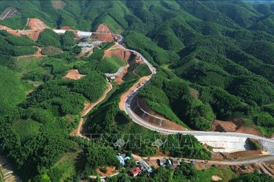 Dồn lực hoàn thành đường Hồ Chí Minh đoạn Chợ Chu - ngã ba Trung Sơn