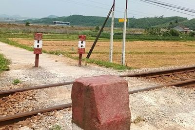 Vượt đường sắt qua lối đi tự mở, một phụ nữ tử vong