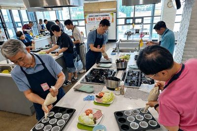 Xu hướng lạ ở Hàn Quốc: Đàn ông tuổi nghỉ hưu rủ nhau vào bếp