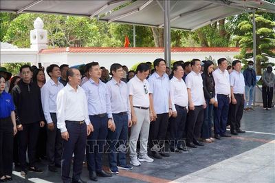 Đảng ủy Mặt trận Tổ quốc, các đoàn thể Trung ương dâng hương tại Ngã ba Đồng Lộc