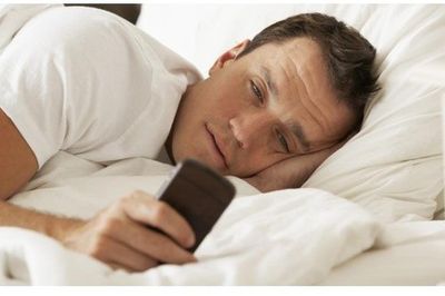 Lướt điện thoại ngay khi ngủ dậy buổi sáng: Những hậu quả nghiêm trọng nhiều người chưa biết