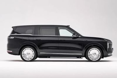 SUV dài gần 5,3 mét, công suất 748 mã lực, giá chưa tới 1,4 tỷ đồng