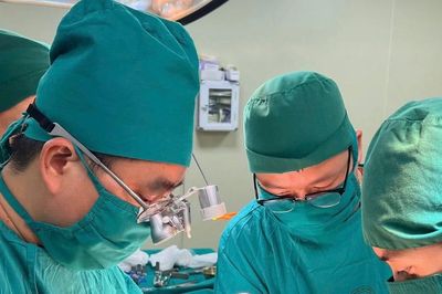 Bác sĩ bắc cầu động mạch, cứu đôi chân người bệnh 65 tuổi
