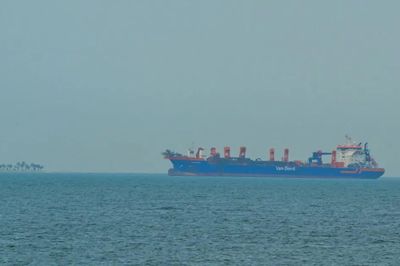 Thêm 2 tàu dầu bị tấn công khi đi qua Hormuz