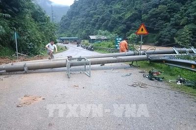 Khẩn trương khắc phục hậu quả mưa lũ, cấp điện trở lại cho người dân